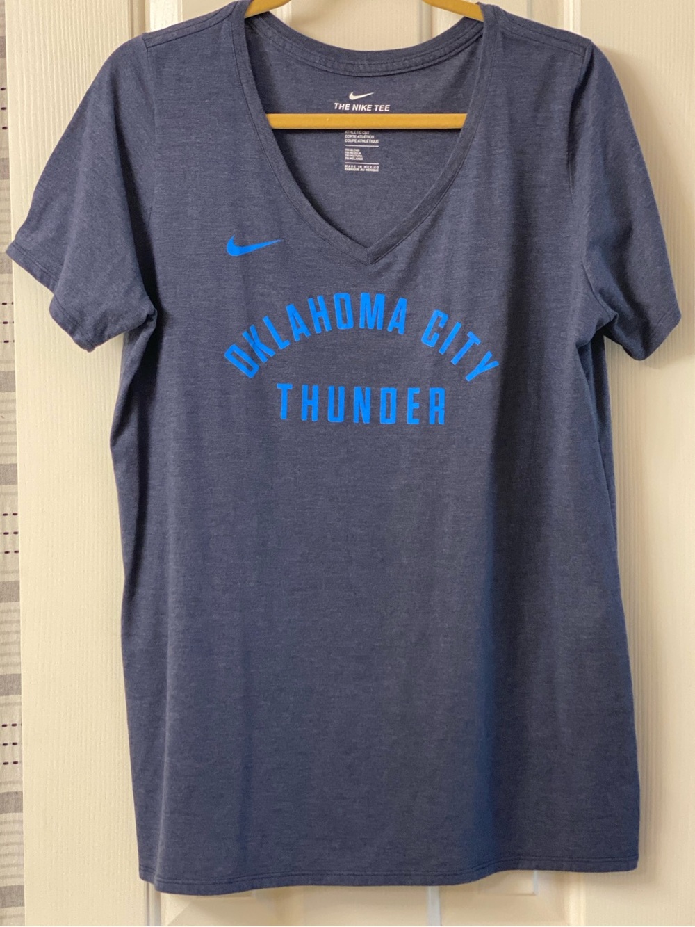 Nike Athletic Cut Women's Oklahoma City Thunder V-Neck Short Sleeve Tee Size XL